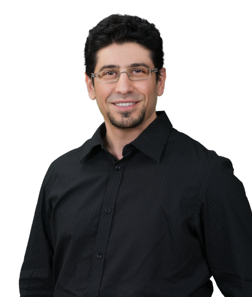 Portrait professionnel d’un homme souriant avec lunettes