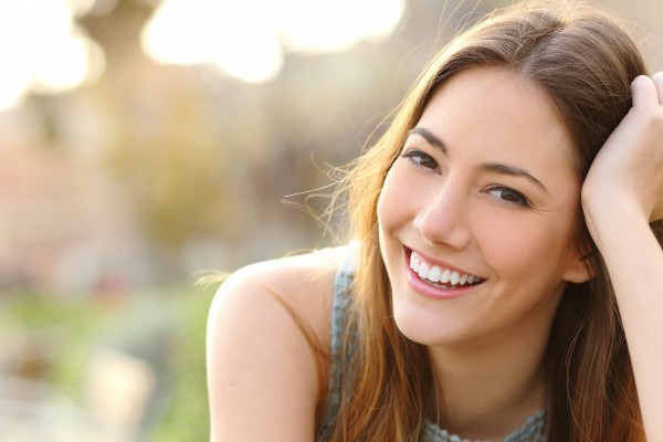 Jeune femme qui sourit avec des dents blanches